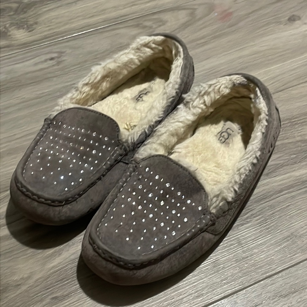 Ugg slipper size 9